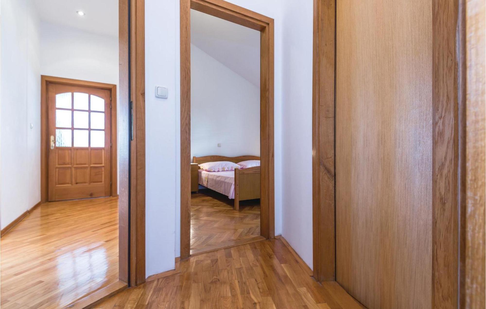 3 Bedroom Amazing Apartment In Makarska Eksteriør billede