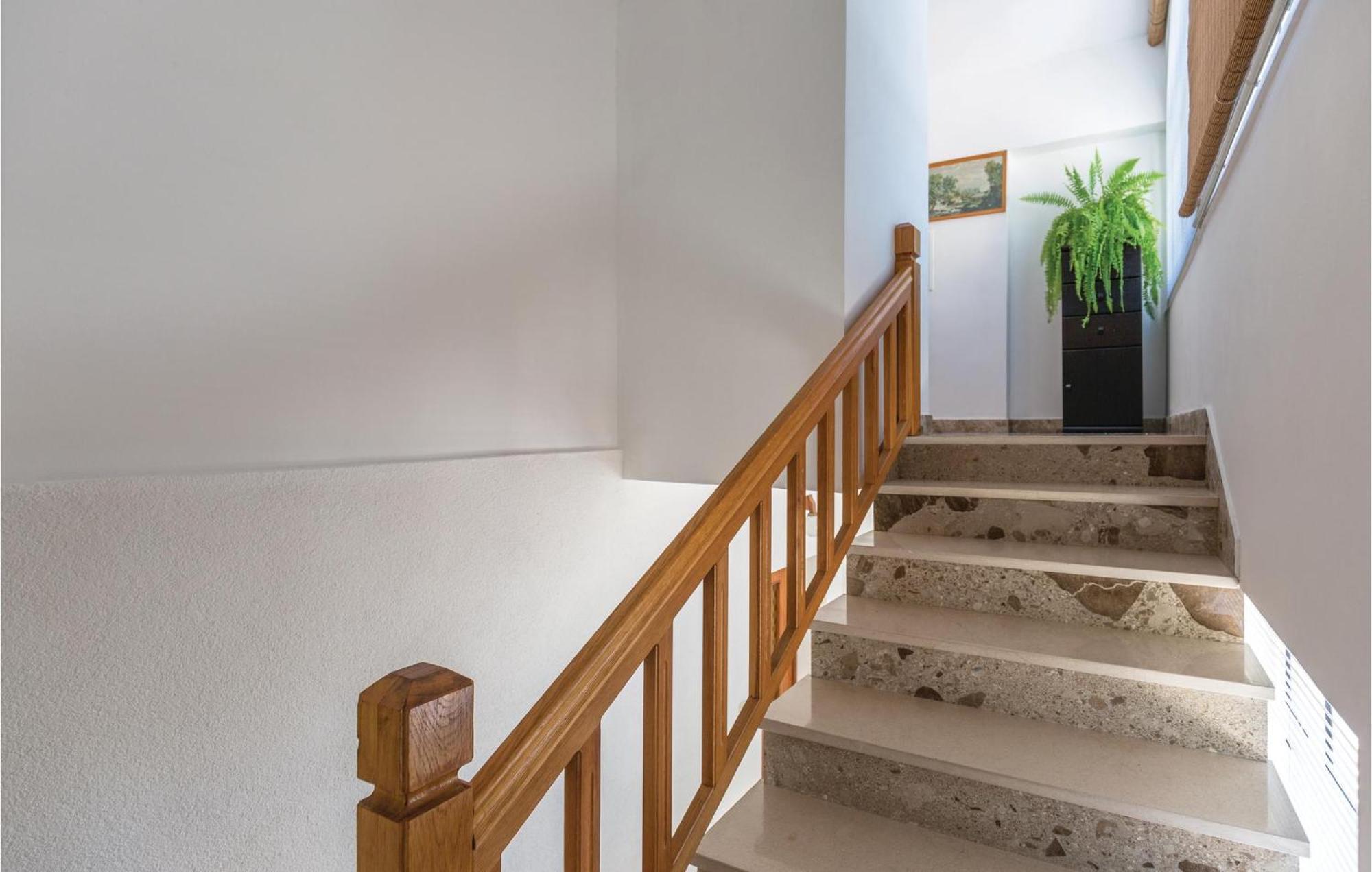 3 Bedroom Amazing Apartment In Makarska Eksteriør billede